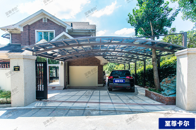 看他們在自家院子搭建車棚多實用