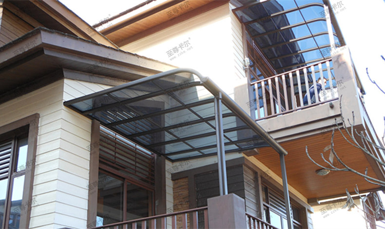 下雨天，屋檐老是滴水，趕緊安裝一個帶自動排水的耐力板雨棚