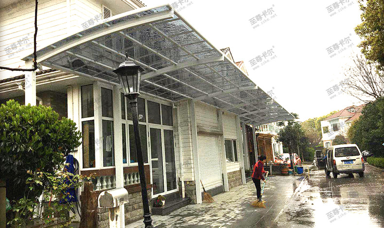 用車棚材料規(guī)格搭建的別墅門口雨棚圖片案例，效果超級棒