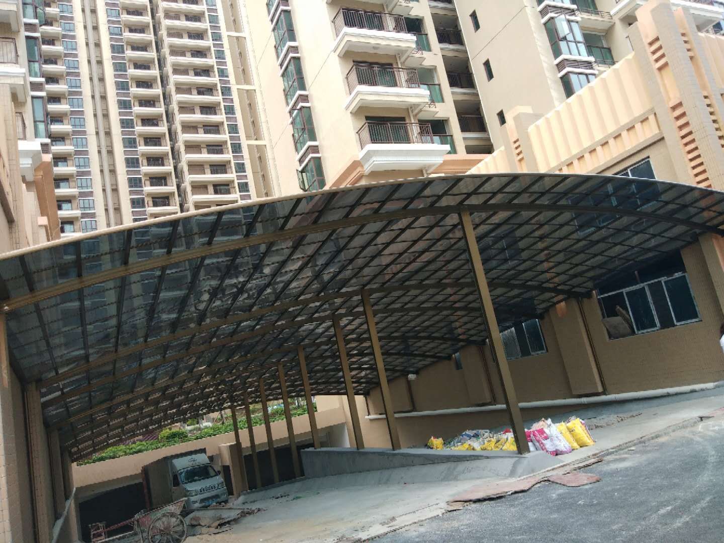 地下車庫出入口雨棚效果圖大全，不僅堅(jiān)固耐用還很美觀