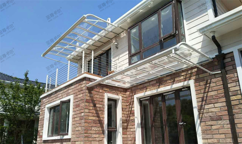 你還在擔心安裝雨棚會影響采光嗎？先看看這種材質的雨棚