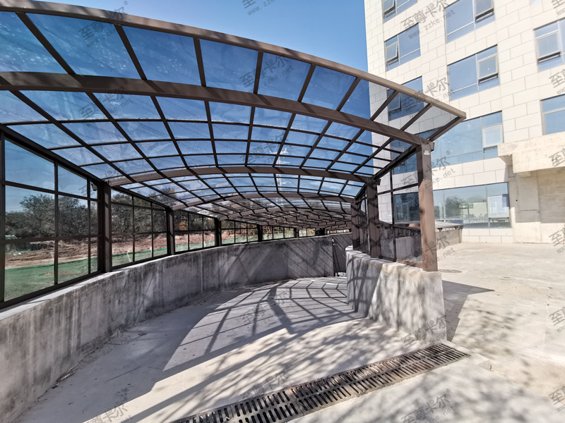 地下車庫(kù)出入口雨棚用什么材質(zhì)好，用過(guò)這種材質(zhì)的都說(shuō)好！