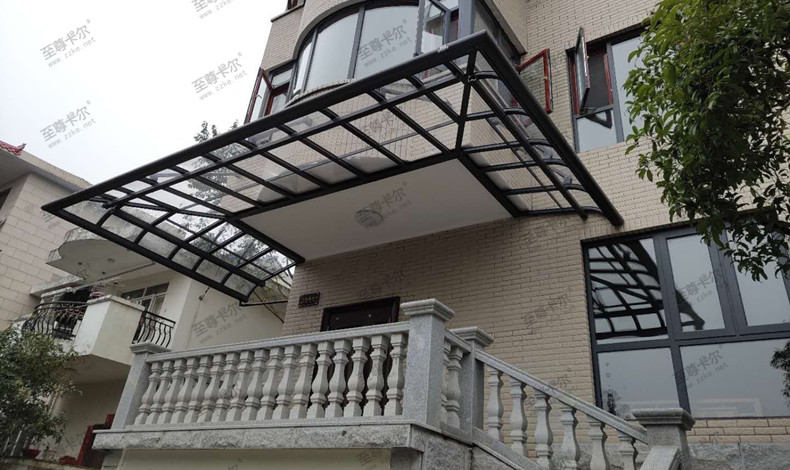 耐力板雨棚的缺點(diǎn)，耐力板雨棚使用壽命多長(zhǎng)？