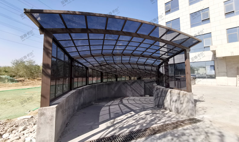 地下車庫出入口雨棚怎么做？找有20年施工經(jīng)驗的雨棚廠家來合作
