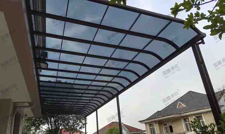 陽臺(tái)雨棚上門安裝？家用防雨棚圖片？
